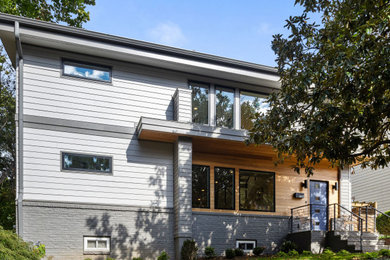 Diseño de fachada de casa gris minimalista grande de dos plantas con revestimientos combinados, tejado plano y tejado de teja de madera