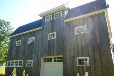 Foto de fachada marrón de estilo de casa de campo de tres plantas con revestimiento de madera