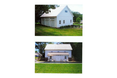 Foto de fachada blanca clásica de dos plantas con revestimiento de madera