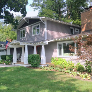 Großes, Zweistöckiges, Lilanes Uriges Haus mit Vinylfassade und Satteldach in Chicago