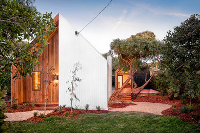 Idee per la facciata di una casa contemporanea a un piano con rivestimento in legno