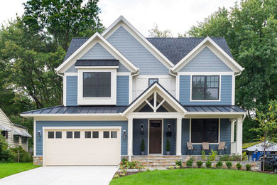 Diseño de fachada de casa azul clásica de dos plantas con revestimientos combinados, tejado a dos aguas y tejado de teja de madera
