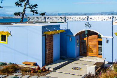 Foto de fachada de casa azul actual pequeña de una planta con revestimiento de madera, tejado plano y tejado de teja de barro