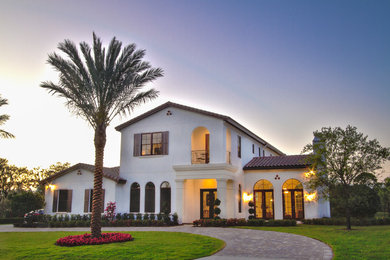 Пример оригинального дизайна: двухэтажный, белый дом в средиземноморском стиле с облицовкой из цементной штукатурки