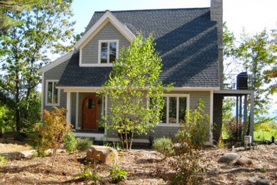 Diseño de fachada gris clásica de tamaño medio de dos plantas con revestimiento de madera y tejado a dos aguas