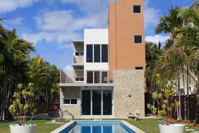 Foto de fachada blanca minimalista pequeña de tres plantas con revestimientos combinados y tejado plano