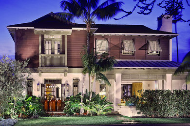 Diseño de fachada de casa multicolor exótica grande de dos plantas con revestimientos combinados, tejado a dos aguas y tejado de varios materiales