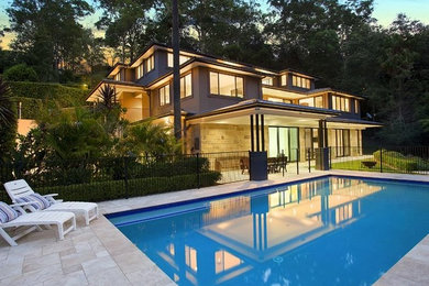 Dreistöckiges Modernes Haus mit brauner Fassadenfarbe und Walmdach in Sydney