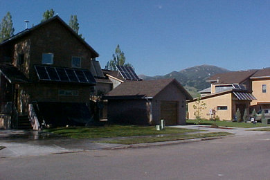 Imagen de fachada azul rural de tamaño medio de dos plantas con revestimiento de estuco y tejado de un solo tendido