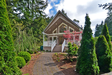 Mittelgroße, Zweistöckige Stilmix Holzfassade Haus mit beiger Fassadenfarbe in Seattle