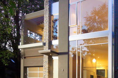 Modelo de fachada de casa minimalista de dos plantas con revestimiento de estuco