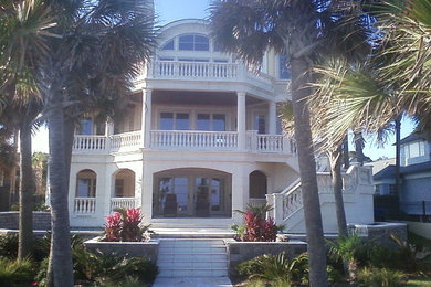シャーロットにある地中海スタイルのおしゃれな家の外観の写真