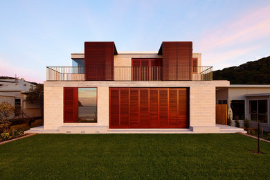 Zweistöckiges Modernes Einfamilienhaus mit Betonfassade, grauer Fassadenfarbe, Flachdach und Misch-Dachdeckung in Sydney