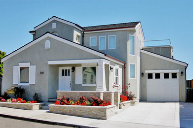 Zweistöckiges Maritimes Haus mit Putzfassade und grüner Fassadenfarbe in San Luis Obispo