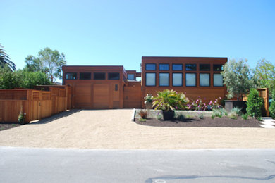 Idee per la facciata di una casa ampia marrone contemporanea a un piano con rivestimento in legno e tetto piano