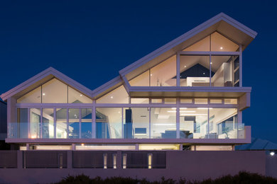 Idee per la facciata di una casa grande bianca moderna a tre piani con rivestimento in mattoni