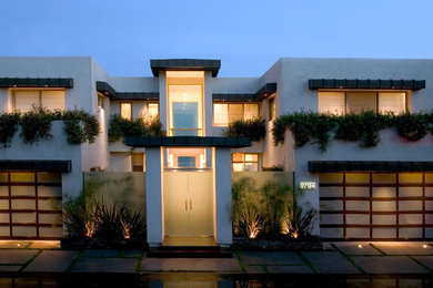 Example of a beach style exterior home design in Los Angeles