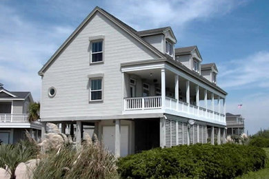 Immagine della facciata di una casa grande bianca stile marinaro a due piani con tetto a capanna