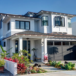 Zweistöckiges, Weißes, Großes Maritimes Haus mit Walmdach, Holzfassade und Schindeldach in Los Angeles