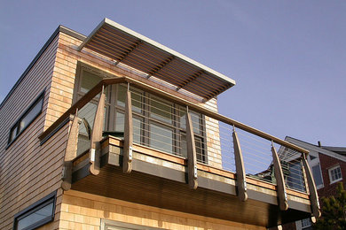 Inspiration pour une grande façade de maison marron craftsman en bois à un étage.