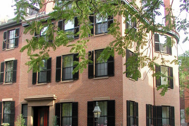 ボストンにあるトラディショナルスタイルのおしゃれな家の外観 (レンガサイディング、タウンハウス) の写真
