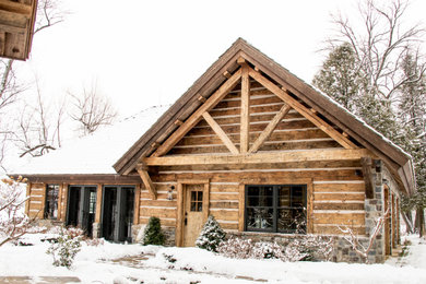 Diseño de fachada de casa rústica con revestimiento de madera