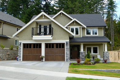 Diseño de fachada de casa gris de estilo americano de tamaño medio de dos plantas con revestimiento de aglomerado de cemento, tejado a dos aguas y tejado de teja de madera