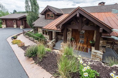 Idée de décoration pour une façade de maison chalet.