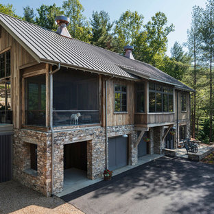Inspiration för ett litet rustikt brunt hus, med tre eller fler plan, sadeltak och tak i metall