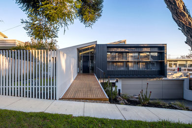 Идея дизайна: большой, двухэтажный, серый частный загородный дом в стиле модернизм с облицовкой из металла, плоской крышей и металлической крышей