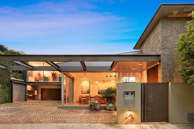 シドニーにあるラグジュアリーな巨大なコンテンポラリースタイルのおしゃれなスキップフロアの家 (コンクリートサイディング) の写真