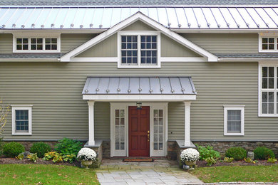 Foto de fachada beige tradicional grande con revestimiento de madera y tejado a dos aguas