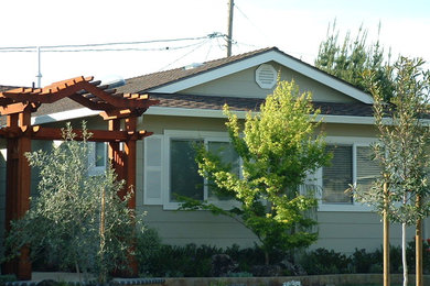 Foto de fachada de casa beige tradicional renovada de una planta con revestimiento de madera, tejado a dos aguas y tejado de teja de barro