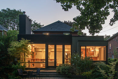 Idéer för att renovera ett mellanstort funkis grått hus, med allt i ett plan, stuckatur och platt tak