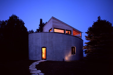 Idéer för ett litet modernt hus, med två våningar, halvvalmat sadeltak och tak i mixade material