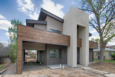 Idee per la facciata di una casa grande beige moderna a due piani con rivestimenti misti e copertura a scandole