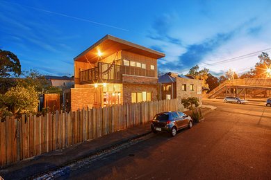 Foto della facciata di una casa contemporanea a due piani con rivestimento in mattoni