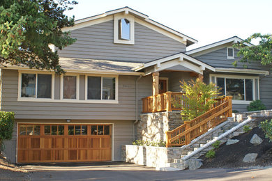 Exempel på ett mellanstort amerikanskt brunt hus, med tre eller fler plan och blandad fasad