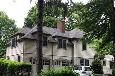Foto de fachada de casa beige clásica grande de dos plantas con revestimiento de vinilo, tejado a la holandesa y tejado de teja de madera