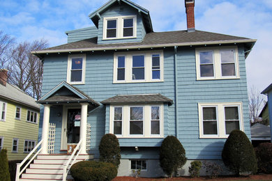 Ejemplo de fachada de casa azul clásica de tamaño medio de tres plantas con revestimiento de madera, tejado a cuatro aguas y tejado de teja de madera