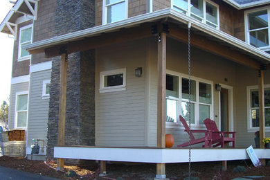Cette photo montre une façade de maison beige chic en bois de taille moyenne et à un étage avec un toit à deux pans et un toit en shingle.