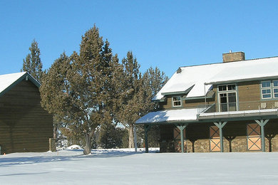 На фото: двухэтажный, коричневый дом среднего размера в классическом стиле с комбинированной облицовкой с