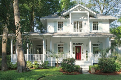Zweistöckiges Einfamilienhaus mit weißer Fassadenfarbe, Walmdach und Schindeldach in Sonstige