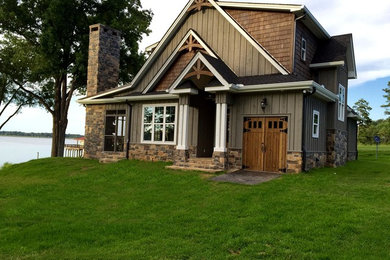 Пример оригинального дизайна: двухэтажный, зеленый дом среднего размера в стиле рустика