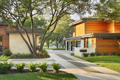 Geräumiges, Einstöckiges Modernes Einfamilienhaus mit brauner Fassadenfarbe, Flachdach, Misch-Dachdeckung und Mix-Fassade in Dallas