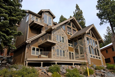 Foto de fachada marrón minimalista grande a niveles con revestimiento de aglomerado de cemento y tejado a dos aguas