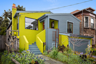 Modelo de fachada de casa multicolor actual de tamaño medio de dos plantas con revestimientos combinados, tejado a dos aguas y tejado de teja de madera