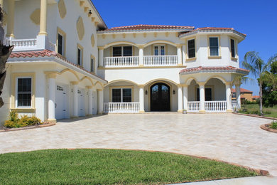 タンパにある地中海スタイルのおしゃれな家の外観の写真