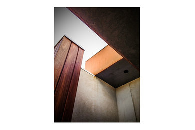メルボルンにある高級なコンテンポラリースタイルのおしゃれな家の外観 (混合材サイディング) の写真