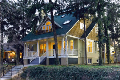 Imagen de fachada beige de estilo americano de tamaño medio de dos plantas con revestimientos combinados y tejado a dos aguas